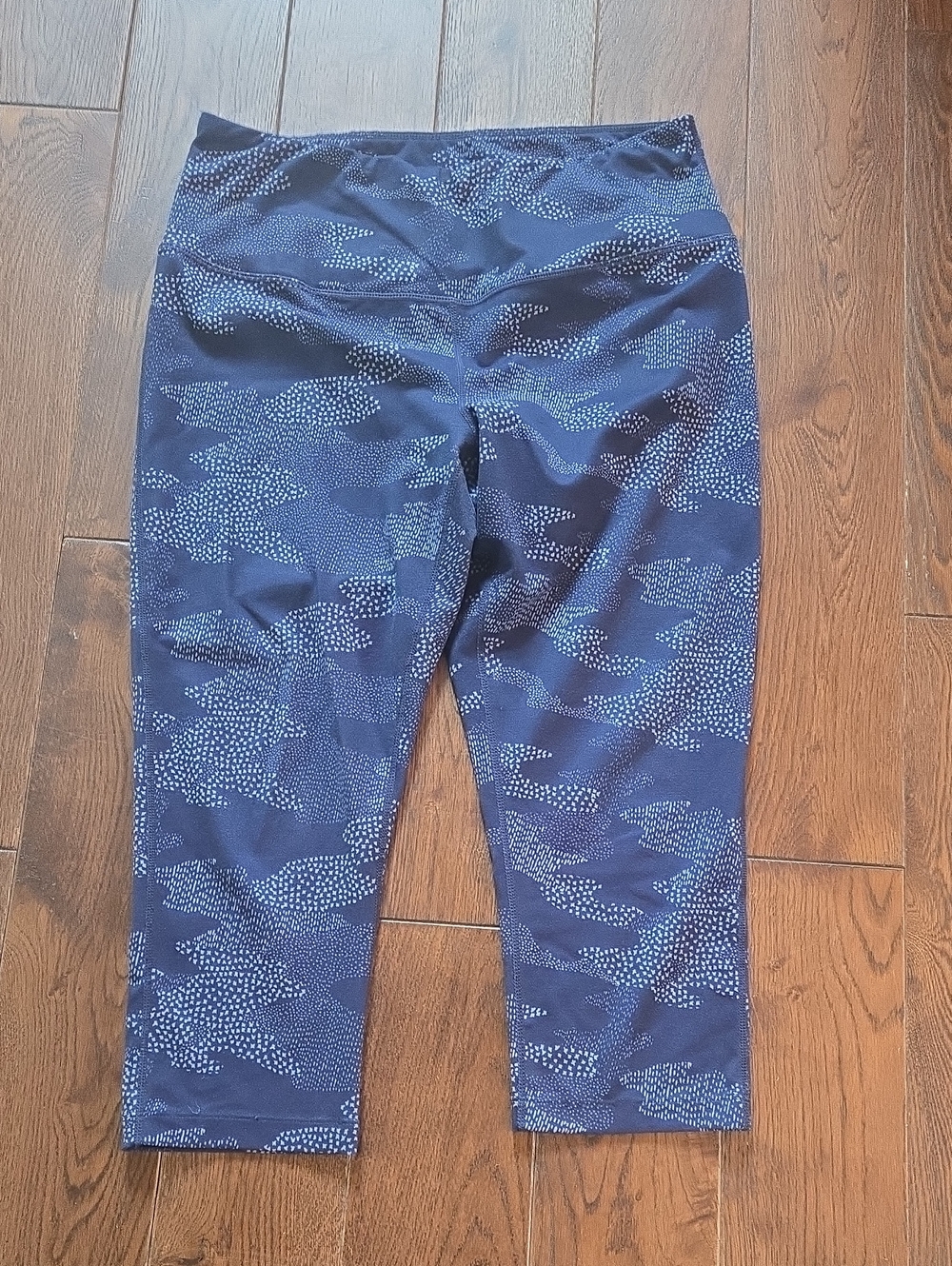 Zella Womens XL Navy Capri Leggings with Dot Camo Print
